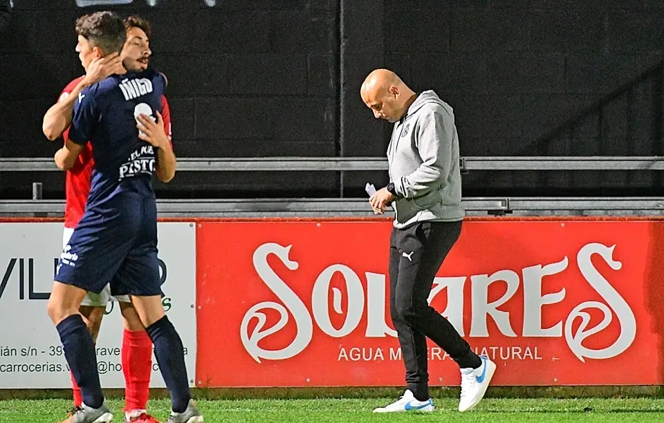 Javi Rozada se retira cabizbajo del c&eacute;sped de San Lorenzo. / Hardy