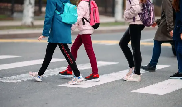 Varios alumnos dirigi&eacute;ndose a la entrada de un colegio. / ALERTA