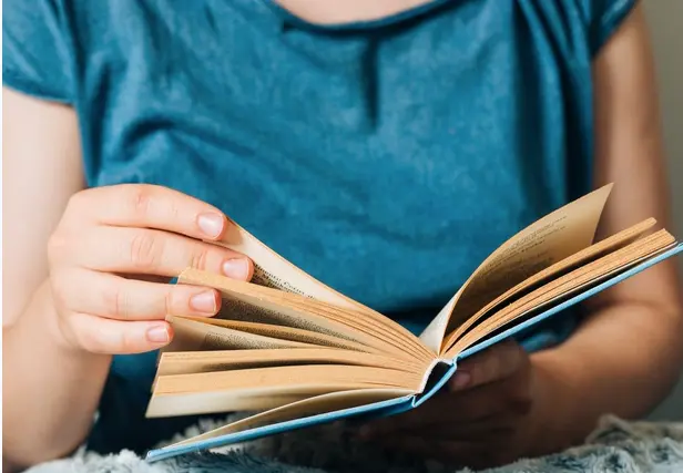 Una mujer lee un libro. / ALERTA