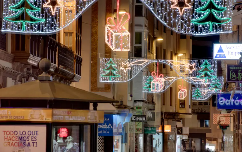 Calle de Torrelavega iluminada con los adornos navide&ntilde;os.