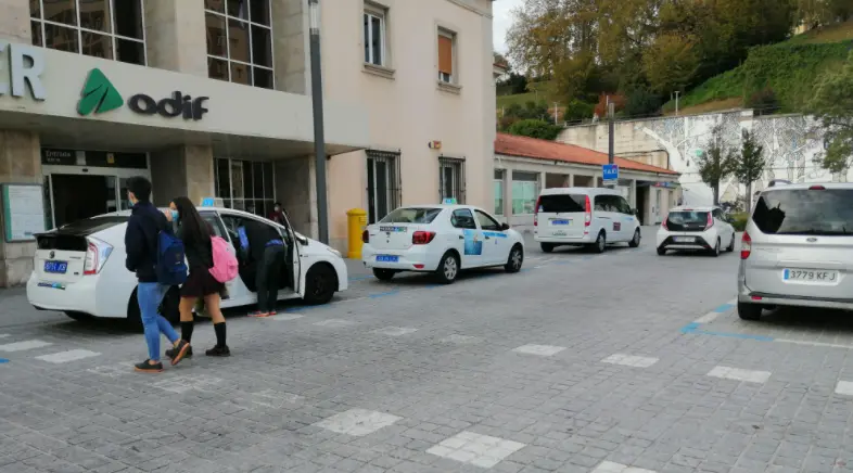 Parada de taxis en la estaci&oacute;n de tren en Santander. / ALERTA