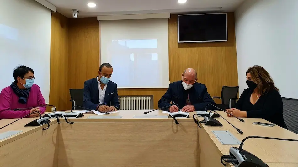 Firma de la adhesi&oacute;n de la plantilla del matadero al personal municipal. / ALERTA