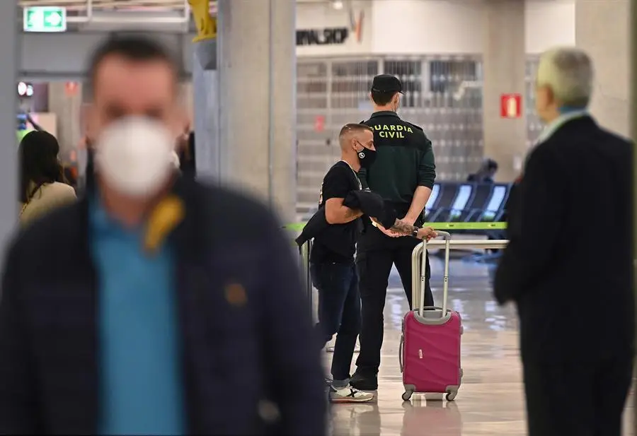 Un Guardia Civil monta guardia en el aeropuerto Adolfo Su&aacute;rez-Barajas en Madrid, este lunes. EFE/ Fernando Villar