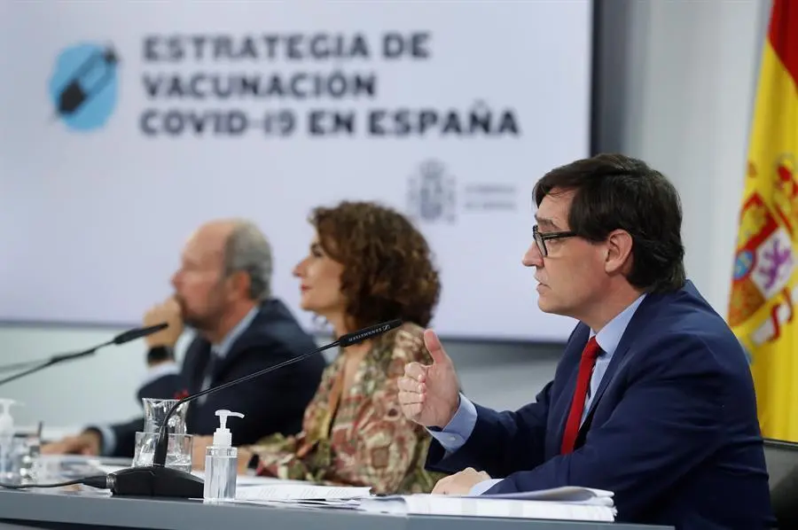 La ministra portavoz, Mar&iacute;a Jes&uacute;s Montero (c), el ministro de Sanidad, Salvador Illa (d), y el ministro de Justicia, Juan Carlos Campo, comparecen en la rueda de prensa posterior al Consejo de Ministros este martes en Madrid. EFE/ J.J. Guill&eacute;n
