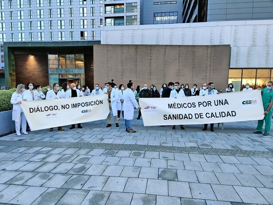 Concentraci&oacute;n m&eacute;dica a las 
puertas de Valdecilla. / ALERTA