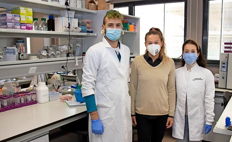 Ana Villar, junto a dos investigadores de su grupo. / ALERTA