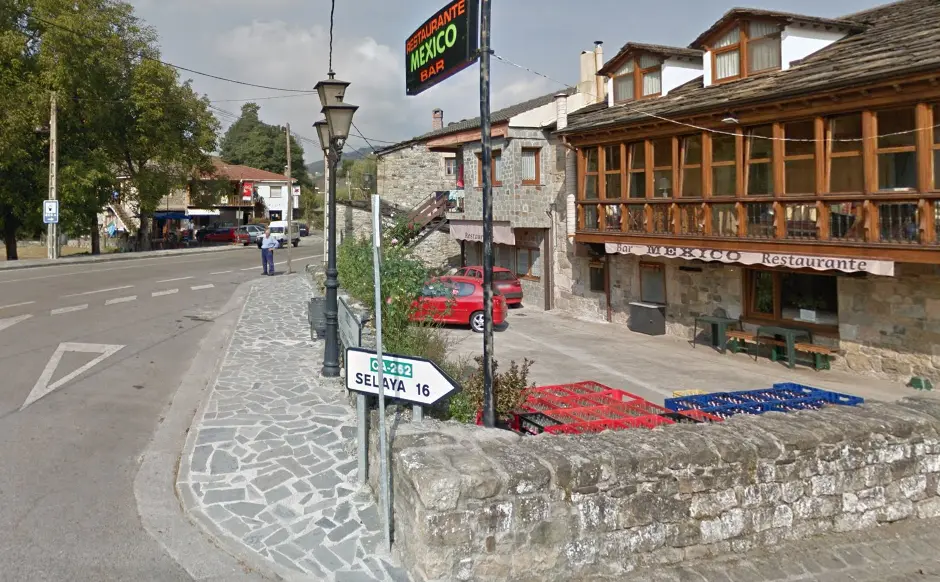 Vista de una calle de la Vega de Pas, un municipio en riesgo extremo de despoblaci&oacute;n.