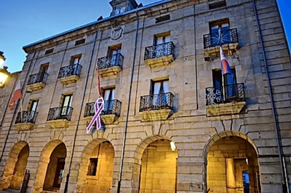 Fachada de Ayuntamiento de Reinosa. / ALERTA