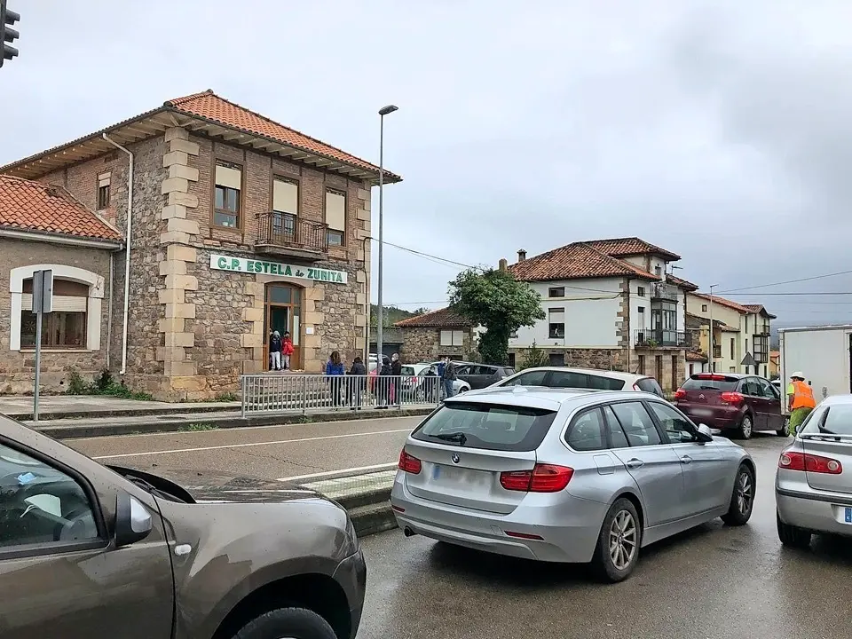 La CA-234 a su paso por el Colegio Estela de Zurita. / ALERTA