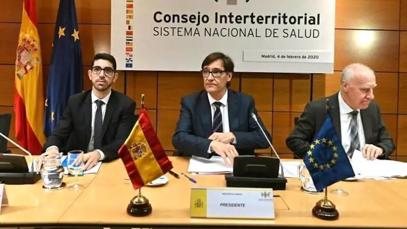 El ministro de Sanidad, Salvador Illa (c), presidiendo una reuni&oacute;n del Consejo Interterritorial del Sistema Nacional de Salud (SNS) - Archivo