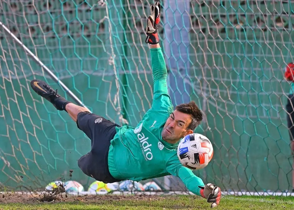 Parada de Iv&aacute;n Crespo durante el entrenamiento de ayer, el primero de la semana, en las instalaciones Nando Yosu. / Hardy