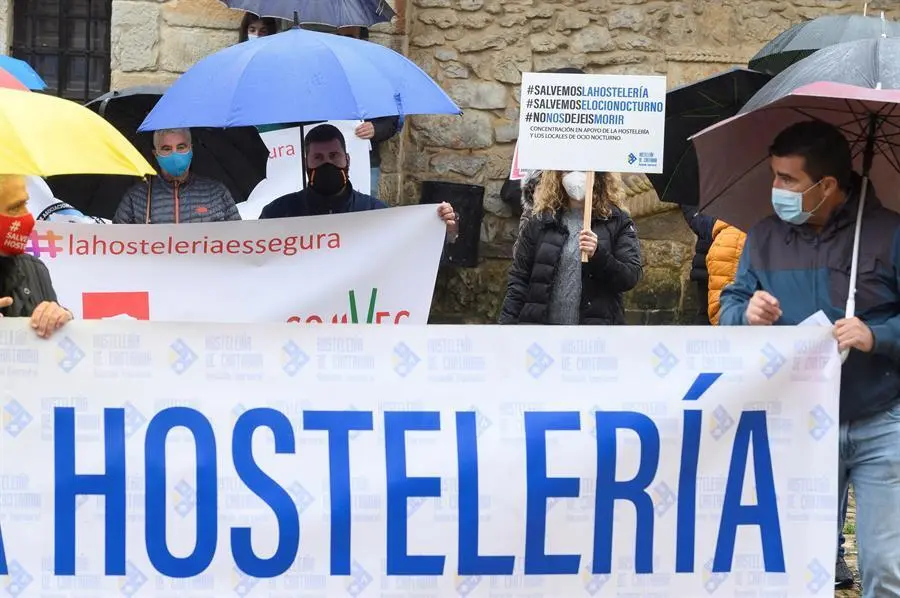 Los hosteleros c&aacute;ntabros se han movilizado este jueves para protestar en once municipios distintos, para cumplir las restricciones de movilidad entre ellos, pidiendo medidas que favorezcan su actividad y exigiendo que se les inyecte 30 millones de euros en ayudas que sean s&oacute;lo para ellos. En la imagen, momento de la concentraci&oacute;n en Santillana del Mar. EFE/Pedro Puente Hoyos