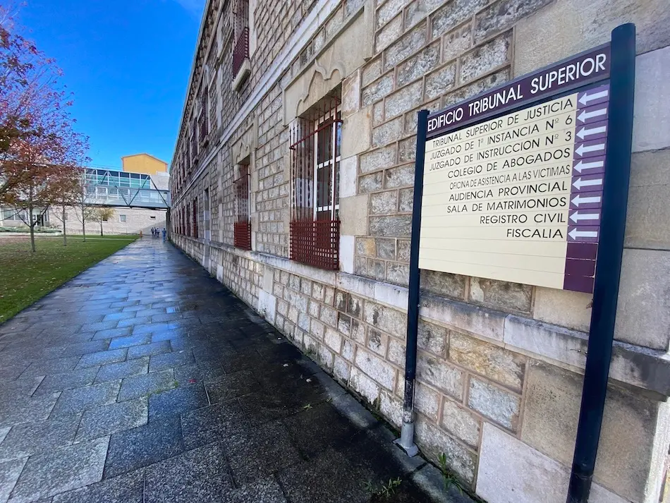 Vista de los paneles informativos de los juzgados de Santander. / HARDY