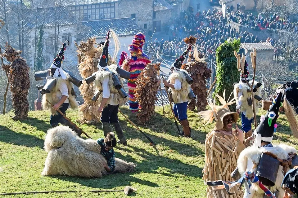 Varios de los personajes de La Vijanera durante la celebraci&oacute;n de la primera mascarada del a&ntilde;o. / Pedro Puente Hoyos