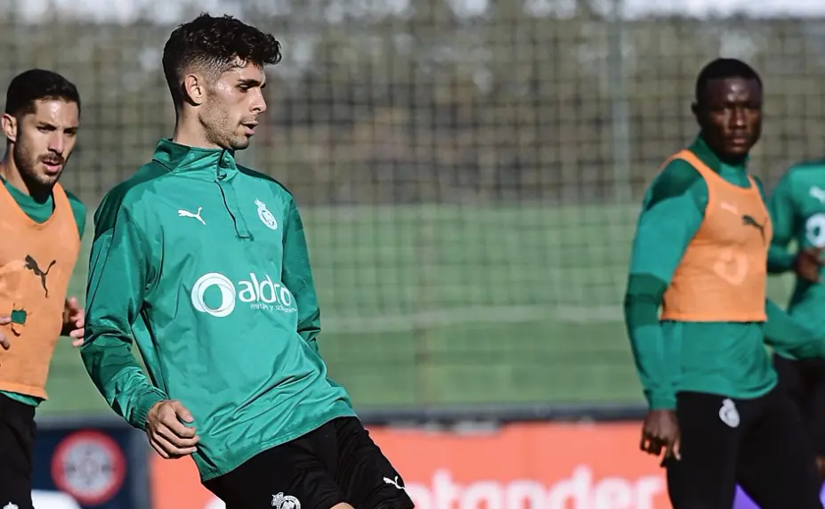 &Oacute;scar Gil, durante el entrenamiento de ayer en las instalaciones Nando Yosu. / hardy