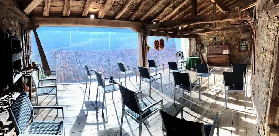 &lsquo;La Casa de las Do&ntilde;as&rsquo; , situado en el municipio de Enterr&iacute;as, en El Valle de Li&eacute;bana.