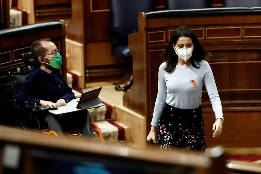 La l&iacute;der de Ciudadanos, In&eacute;s Arrimadas (d) en el Congreso que este jueves debate los puntos m&aacute;s pol&eacute;micos sobre la ley de educaci&oacute;n, como los relativos al castellano o a la educaci&oacute;n especial y los centros concertados, el &uacute;ltimo tr&aacute;mite de la reforma educativa del Gobierno antes de su paso por el Senado. EFE/ Mariscal