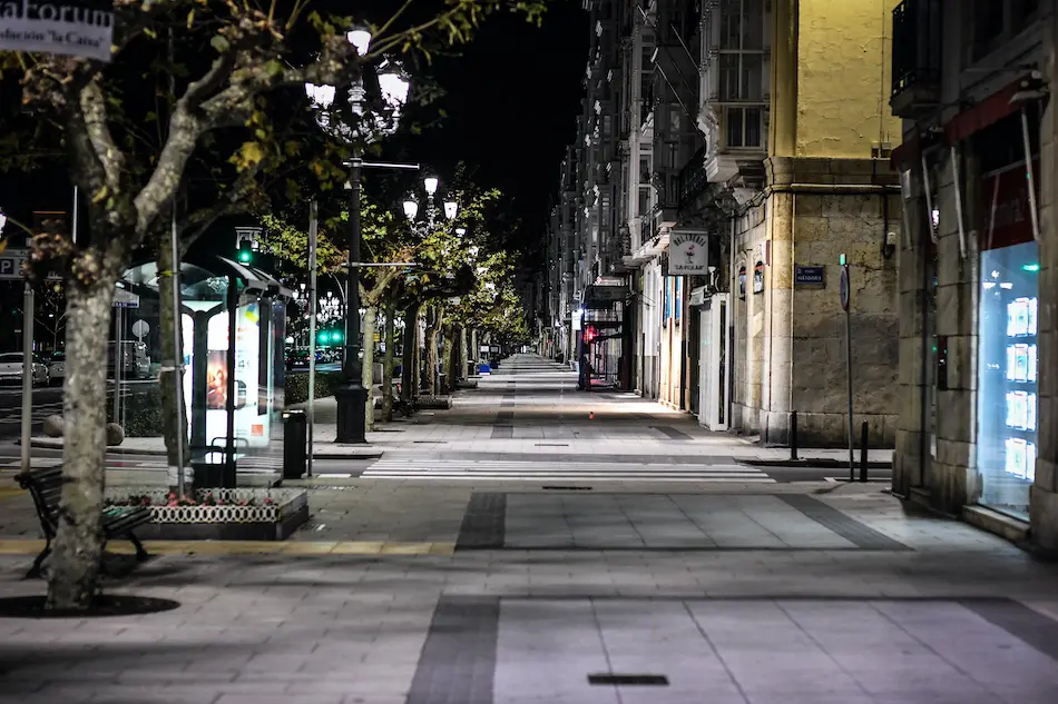 Paseo Pereda sin gente el pasado 27 de octubre ante el toque. / HARDY