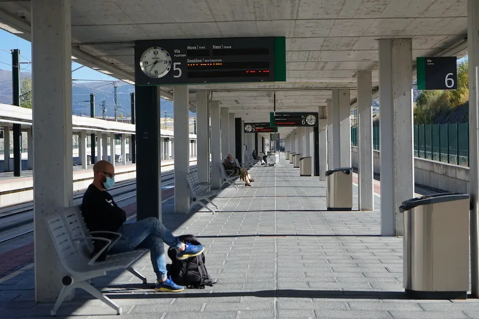 Un pasajero espera en la estaci&oacute;n de tren ADIF de Segovia, Castilla y Le&oacute;n, Espa&ntilde;a, a 30 de octubre de 2020. El Bolet&iacute;n Oficial de Castilla y Le&oacute;n (Bocyl) public&oacute; ayer el acuerdo por el que se regula el cierre perimetral de la comunidad castellanoleonesa desde las 14.00 horas de hoy viernes 30 de octubre hasta las 14.00 horas del 9 de noviembre.
30 OCTUBRE 2020;CONTROLES MOVILIDAD;PUENTE;CASTILLA Y LEON
Teresa Saez G&oacute;mez / Europa Press
30/10/2020