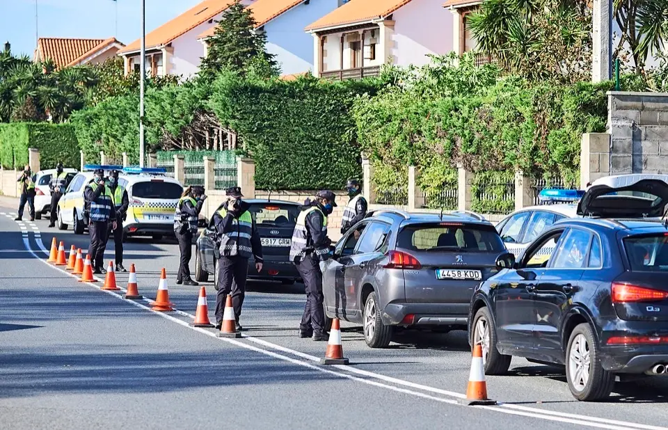 Vista de los agentes de la Polic&iacute;a realizando un control perimetral en Corb&aacute;n. / Hardy