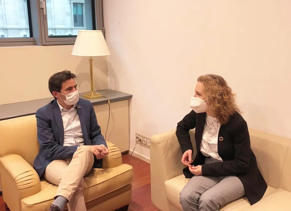 Pedro Casares y la senadora Isabel Cabez&oacute;n en una reuni&oacute;n ayer. / ALERTA