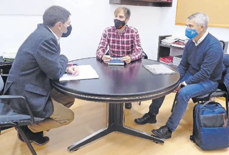 Momento de la reuni&oacute;n con el representante de la CEOE, Enrique Conde. / ALERTA