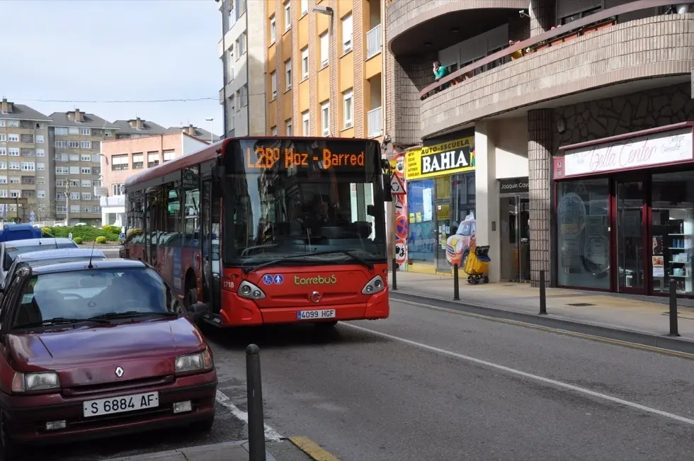 El torrebus en la calle Joaqu&iacute;n Cay&oacute;n de Torrelavega. / S.D.