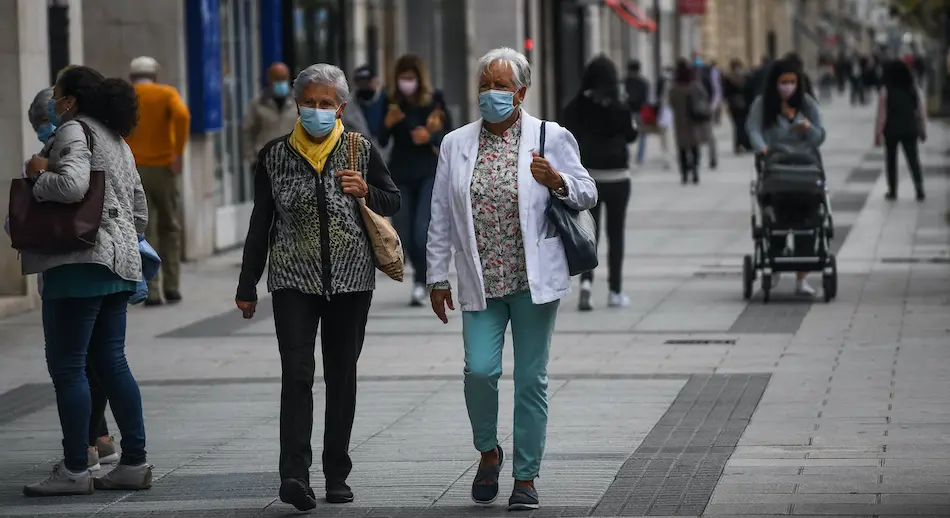 Varias personas con mascarilla caminan por el Paseo Pereda en Santander. / Hardy