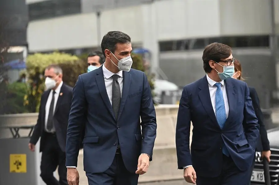 El presidente del Gobierno, Pedro S&aacute;nchez (i), y el ministro de Sanidad, Salvador Illa, visitan este viernes la Unidad Central de Investigaci&oacute;n Cl&iacute;nica y Ensayos Cl&iacute;nicos del Hospital de La Paz, en Madrid. EFE/Fernando Villar