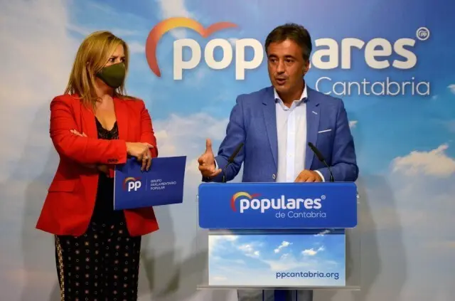 Los diputados por Cantabria del Partido Popular, Diego Movell&aacute;n y Elena Castillo durante la rueda de prensa. / ALERTA