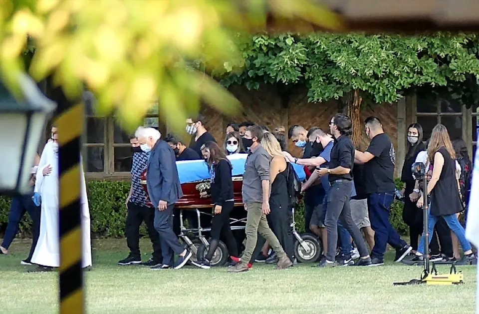 -FOTODELDIA- que traslada los restos de Diego Armando Maradona desde la Plaza de Mayo al cementerio hoy, en Buenos Aires (Argentina). El cortejo f&uacute;nebre que trasladar&aacute; los restos de Diego Armando Maradona hacia un cementerio de la periferia de Buenos Aires comenz&oacute; su marcha a las 17.50 hora local (20.50 GMT) de este jueves, en medio de una Buenos Aires convulsionada por los incidentes entre fan&aacute;ticos del exfutbolista y la polic&iacute;a. El destino final es el cementerio privado Jard&iacute;n Bella Vista, a unos 40 kil&oacute;metros de la capital argentina. EFE/ ENRIQUE GARCIA MEDINA