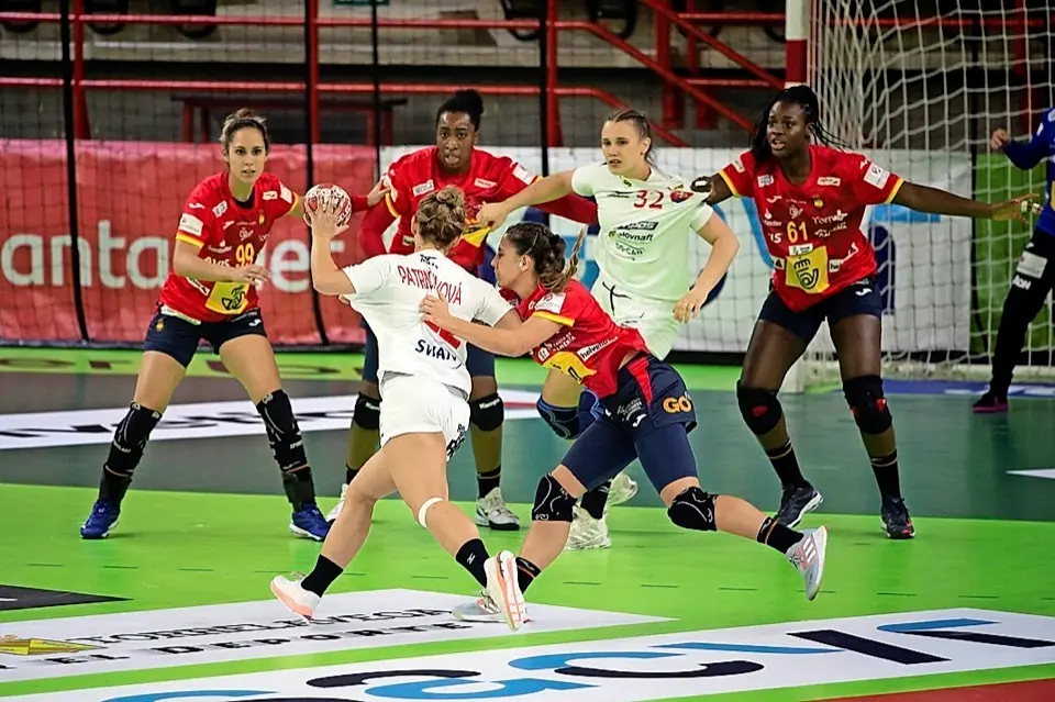 GRAF6546. TORRELAVEGA (CANTABRIA), 27/11/2020.- Las jugadoras de la selecci&oacute;n espa&ntilde;ola de balonmano defienden la porter&iacute;a ante la jugadora de Eslovaquia, Annamaria Patrnciakova (2i) en el amisto que han disputado este viernes en el pabell&oacute;n Vicente Trueba de la localidad c&aacute;ntabra de Torrelavega. EFE/ Pedro Puente Hoyos