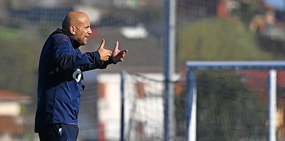 Javi Rozada, dando indicaciones a sus hombres. / Hardy