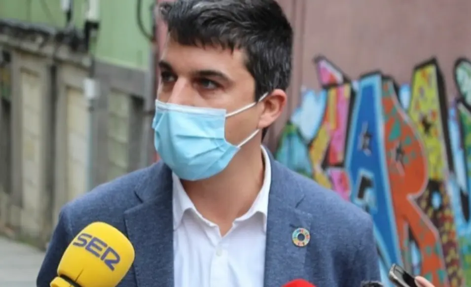 El portavoz del PSOE en Santander, Daniel Fern&aacute;ndez durante su visita al Cabildo de Arriba. / ALERTA