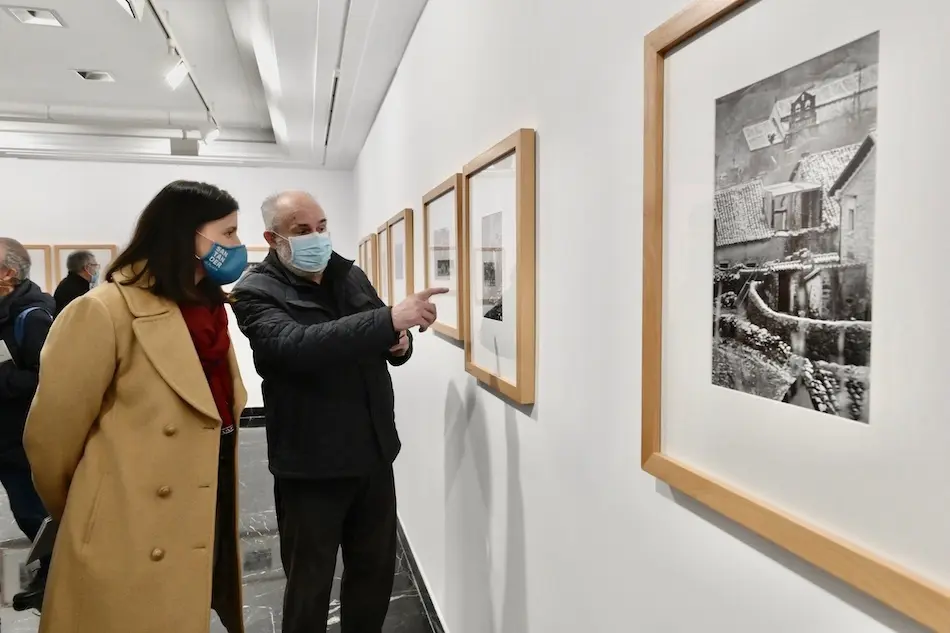 La alcaldesa de Santander en la inaguraci&oacute;n de la exposici&oacute;n de Pedro Palazuelos. / ALERTA