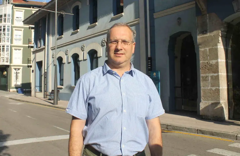 El portavoz del PSOE de Astillero, Salom&oacute;n Mart&iacute;n frente al Ayuntamiento. / ALERTA