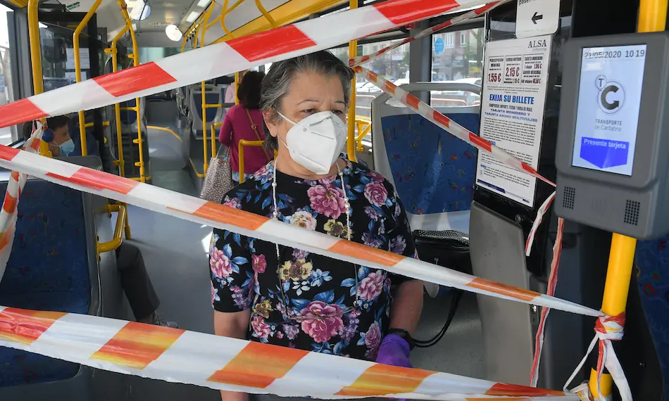 Una vecina de Santander detr&aacute;s de las cintas de separaci&oacute;n en un autob&uacute;s de la ciudad. / ALERTA