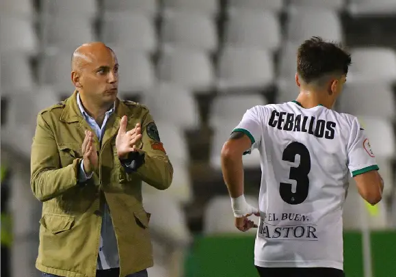 Javi Rozada aplaudiendo a los suyos. / Hardy