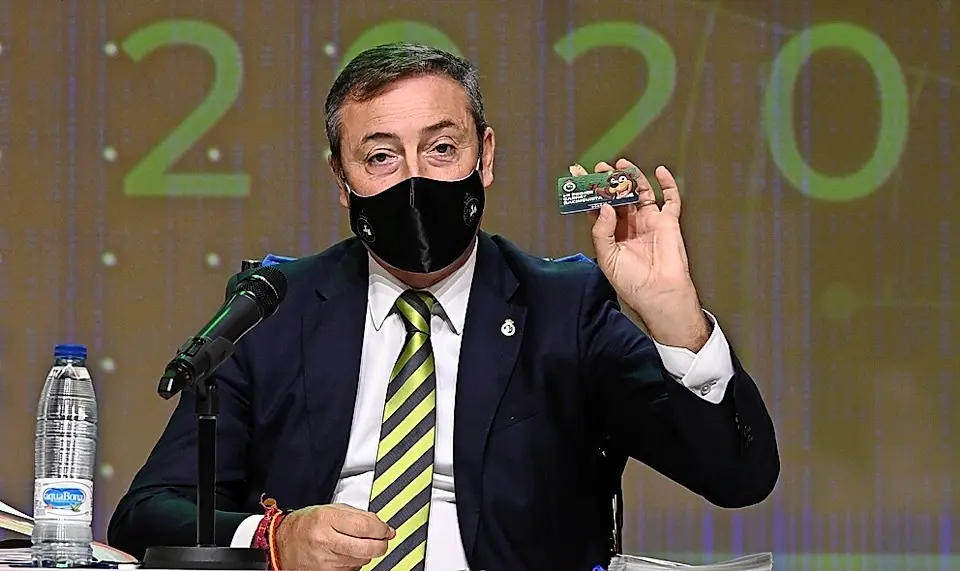 Alfredo P&eacute;rez ense&ntilde;a el primer carn&eacute; racinguista que regalar&aacute;n a todo reci&eacute;n nacido. / Hardy