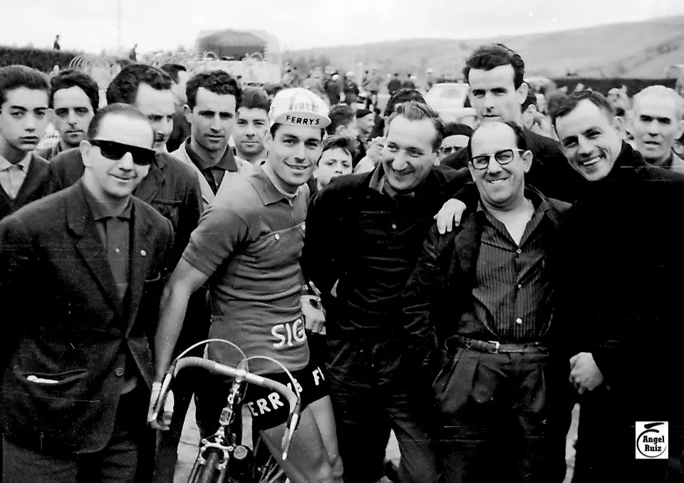 Antonio San Miguel, a la izquierda (con gafas oscuras), junto a Jos&eacute; P&eacute;rez Franc&eacute;s, Jos&eacute; Ignacio Viota y Jos&eacute; G&aacute;ndara. / &Aacute;ngel Ruiz
