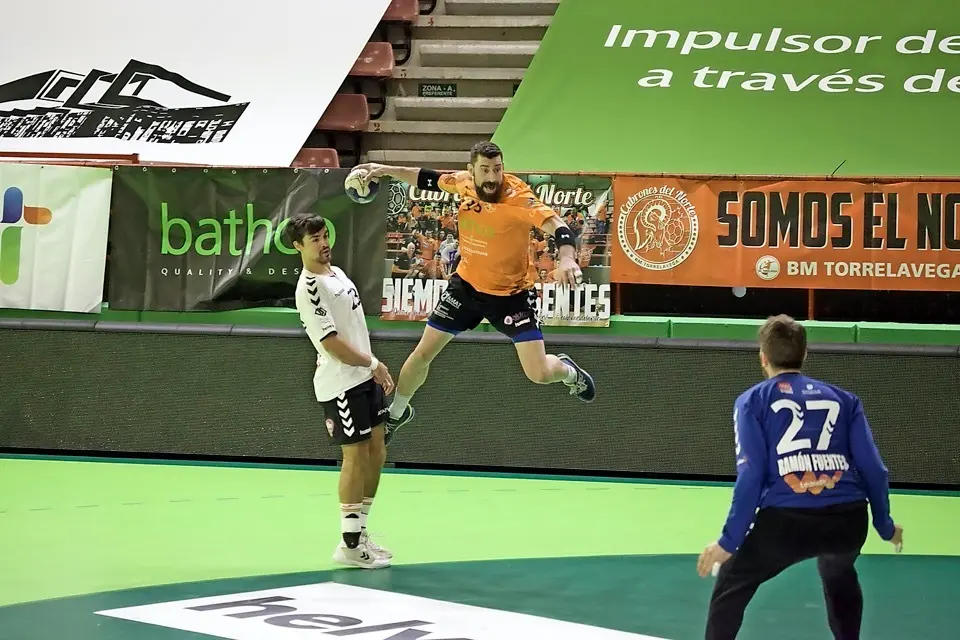 Jos&eacute; Carlos Hern&aacute;ndez lanzando a porter&iacute;a. / Sa&uacute;l ceballos
