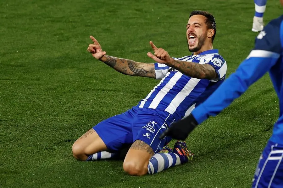 El delantero del Alav&eacute;s Joselu celebra el segundo gol ante el Real Madrid, durante el partido de Liga en Primera Divisi&oacute;n ante el Alav&eacute;s que disputan esta noche en el estadio Alfredo Di St&eacute;fano. EFE/Chema Moya