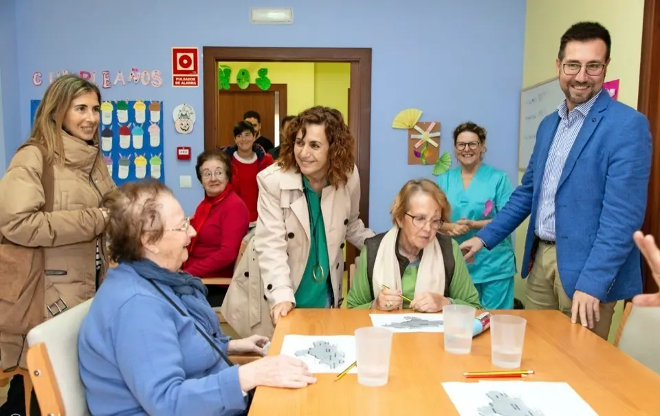 Javier Incera y Ana Bel&eacute;n &Aacute;lvarez durante su visita al Centro de D&iacute;a. / ALERTA