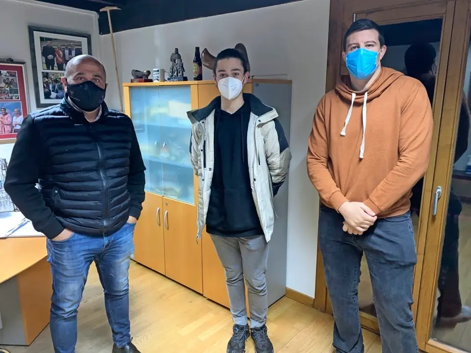 Agust&iacute;n Molleda, regidor de Cartes, junto a Antonio Fuarros Santamar&iacute;a y a Sa&uacute;l Fern&aacute;ndez Mart&iacute;nez. / ALERTA