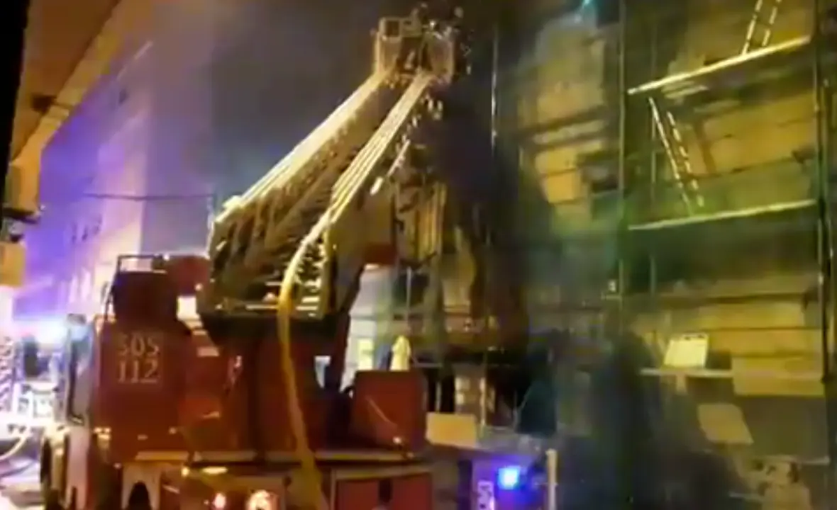 Los bomberos intentan apagar el fuego. / 112