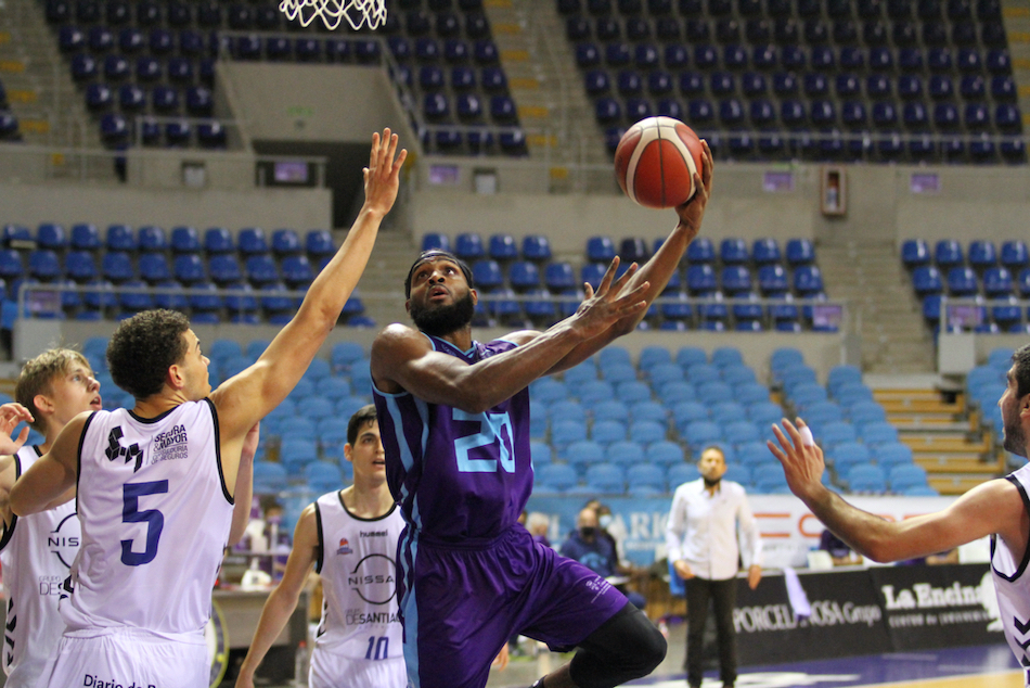 El jugador del Cantbasket Brian Ofori lanza a canasta. 
/ LANZA