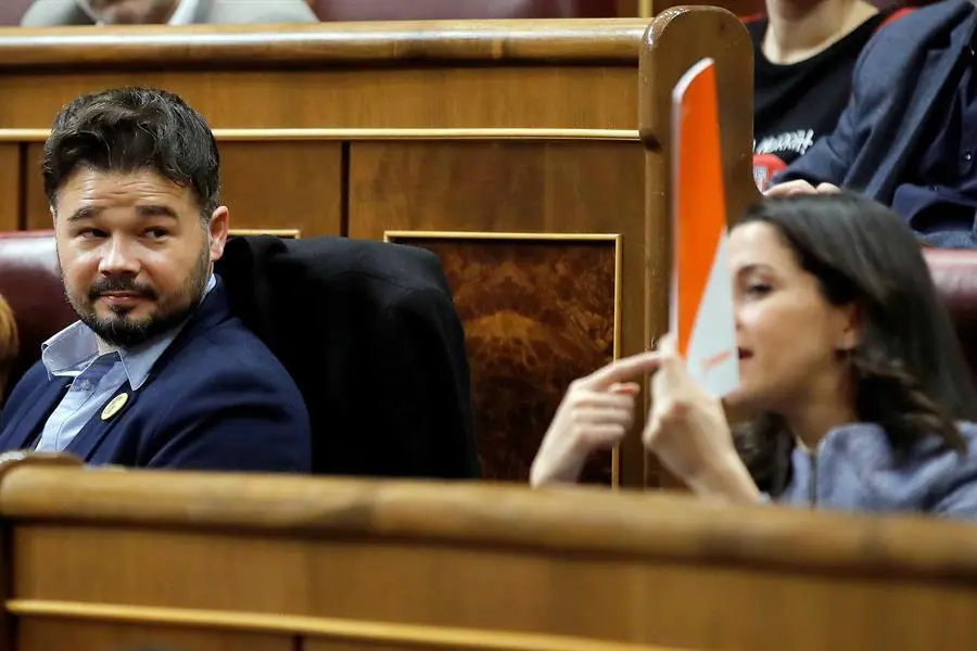 El portavoz de ERC, Gabriel Rufi&aacute;n, observa a la portavoz de Ciudadanos, In&eacute;s Arrimadas, durante la segunda jornada del debate de investidura de Pedro S&aacute;nchez como presidente del Gobierno este domingo en el Congreso de los Diputados. EFE/Juan Carlos Hidalgo