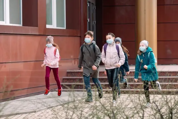 ninos-estudiantes-mascaras-medicas-abandonan-escuela_109285-8270