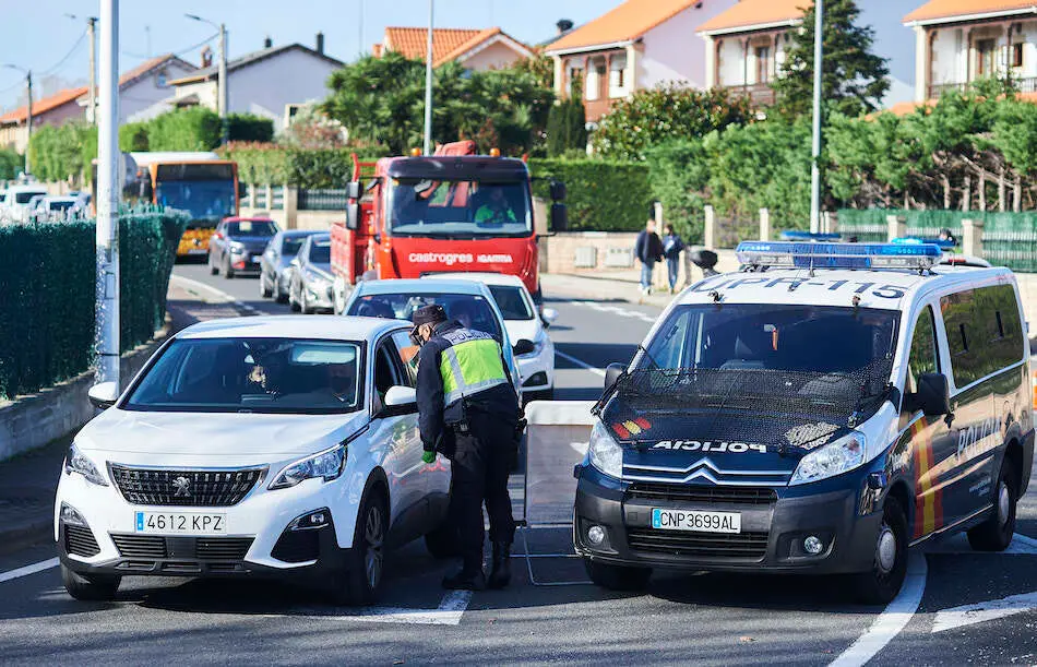 Un agente de la Polic&iacute;a en un control en Mortera tras el cierre perimetral de los municipios. / HARDY