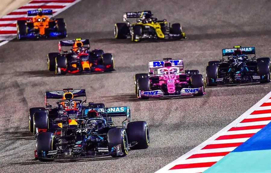 El piloto brit&aacute;nico de F&oacute;rmula 1 Lewis Hamilton (delantero) de Mercedes-AMG Petronas en acci&oacute;n durante el Gran F&oacute;rmula Uno de Bar&eacute;in en el Circuito Internacional de Bar&eacute;in en Sakhir, Bar&eacute;in, 29 de noviembre de 2020.20 (F&oacute;rmula Uno, Bar&eacute;in) EFE / EPA / Giuseppe Cacace / Piscina
